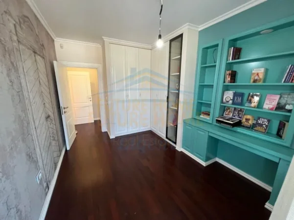 Tirane, jepet me qera apartament 2+1+Ballkon Kati 3, 106 m² 1.200 € (Liqeni i Thate)