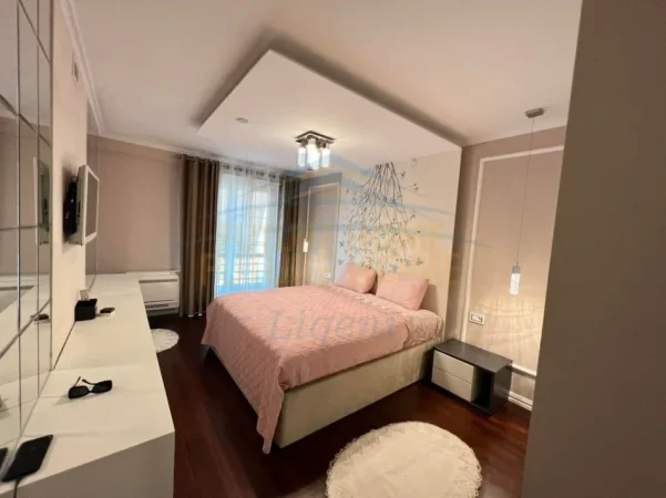 Tirane, jepet me qera apartament 2+1+Ballkon Kati 3, 106 m² 1.200 € (Liqeni i Thate)