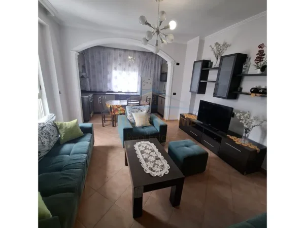 Tirane, jepet me qera apartament 2+1+Ballkon Kati 7, 87 m² 419 € (Unaza e Re)