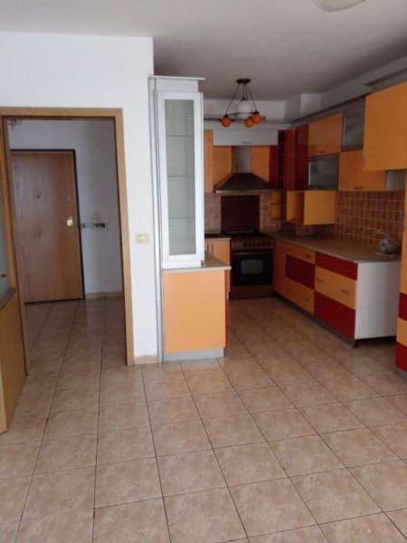 Tirane, jepet me qera apartament 3+1
