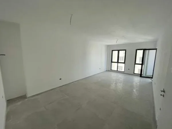 Tirane, jepet me qera ambjent biznesi Kati 4, 73 m² 500 Euro (Farmacia 10)