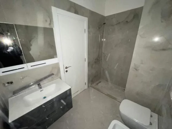 Tirane, jepet me qera ambjent biznesi Kati 4, 73 m² 500 Euro (Farmacia 10)