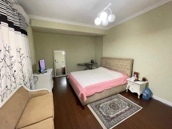 Tirane, jepet me qera Vile 4+1+A+BLK Kati 2, 300 m² 2.000 Euro (Sauk)