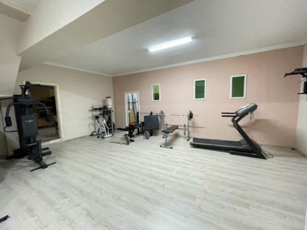 Tirane, jepet me qera Vile 4+1+A+BLK Kati 2, 300 m² 2.000 Euro (Sauk)