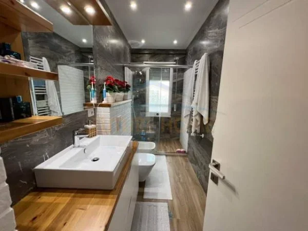 Tirane, jepet me qera apartament 2+1+BLK Kati 7, 130 m² 700 Euro (Sima Com)