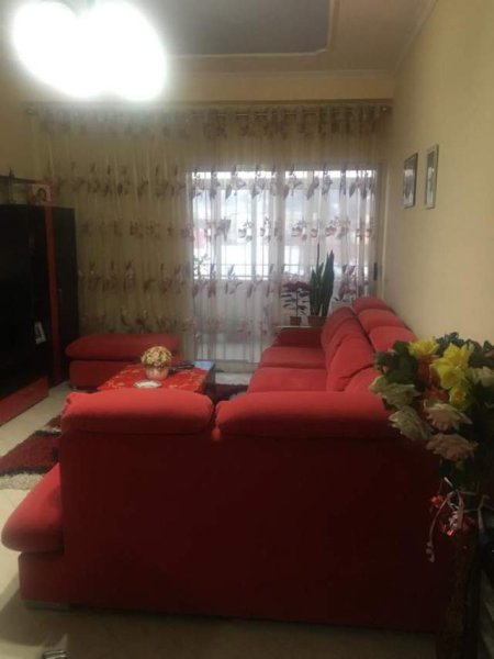 Tirane, jepet me qera apartament 2+1+BLK Kati 3, 90 m² 310 Euro (pallatet derveni)yzberisht