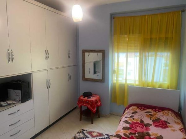 Tirane, jepet me qera apartament 2+1+BLK Kati 3, 90 m² 310 Euro (pallatet derveni)yzberisht