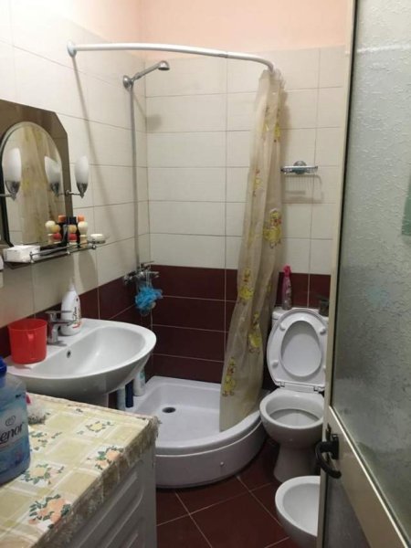 Tirane, jepet me qera apartament 2+1+BLK Kati 3, 90 m² 310 Euro (pallatet derveni)yzberisht