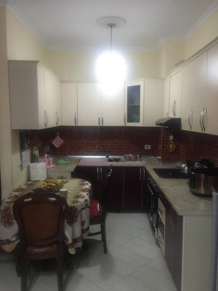 Tirane, jepet me qera apartament 2+1+BLK Kati 3, 90 m² 310 Euro (pallatet derveni)yzberisht