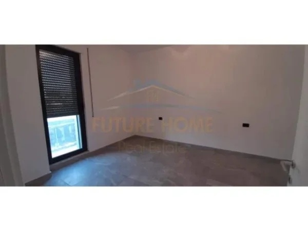 Shqiperi, jap me qera ambjent biznesi Kati 1, 107 m² 750 Euro (Prane Spitalit Amerikan 2)