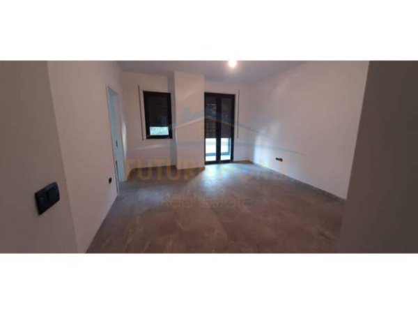 Tirane, jepet me qera ambjent biznesi Kati 1, 70 m² 500 Euro (Prane Spitalit Amerikan 2)