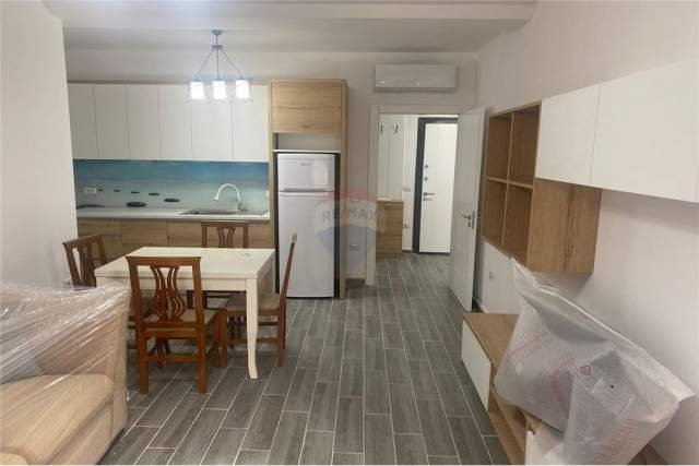 Tirane, jepet me qera apartament 1+1 Kati 4, 82 m² 400 Euro
