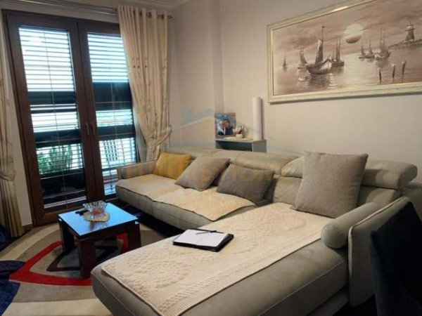 Tirane, shes apartament 3+1 Kati 6, 286 m² 300.000 Euro (Linzë)