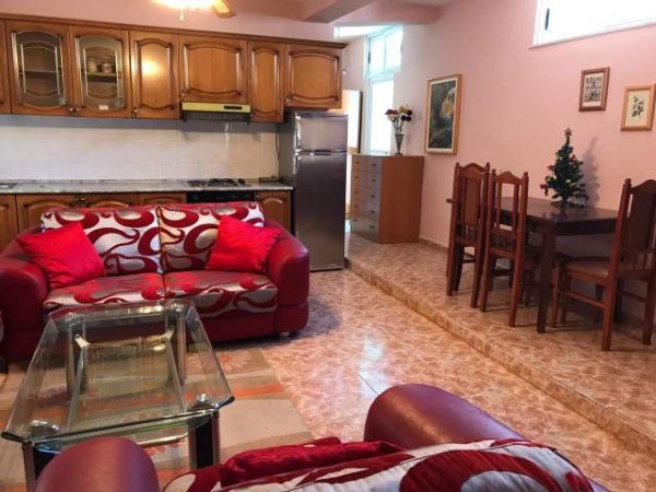 Tirane, jepet me qera shtepi 1+1+BLK Kati 3, 75 m² 38.000 Leke (rruga Myslym Shyri)