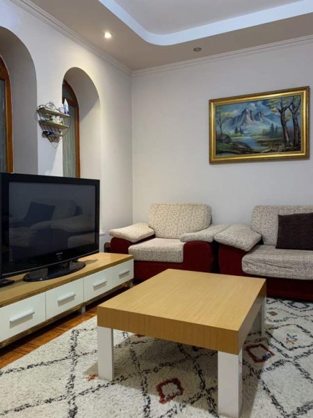 Tirane, jepet me qera apartament 1+1