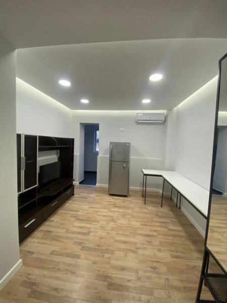 Tirane, jepet me qera zyre 50 m2 (prane stadiumit Dinamo)