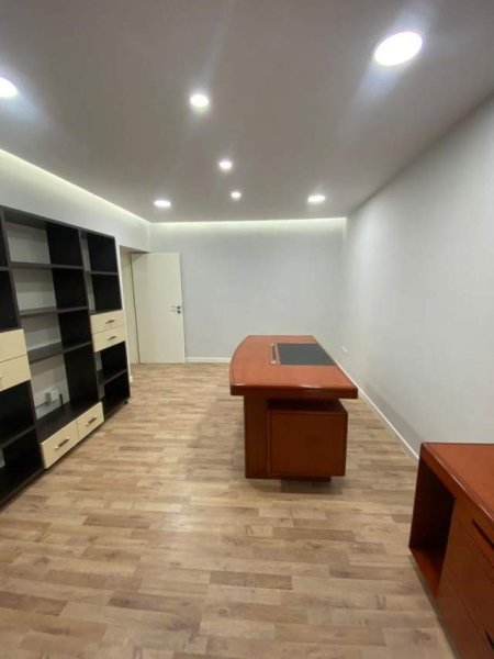 Tirane, jepet me qera zyre 50 m2 (prane stadiumit Dinamo)