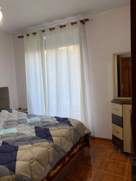 Tirane, jepet me qera apartament 1+1