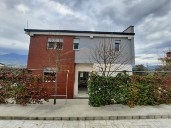 Tirane, shitet Vile 3 Katshe Kati 1, 608 m² 500.000 Euro (Lunder)