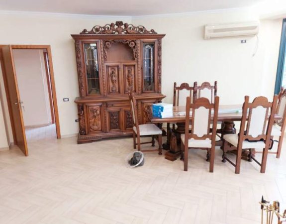 Tirane, jepet me qera apartament 3+1+BLK Kati 8, 111 m² 500 Euro (Kavajes)