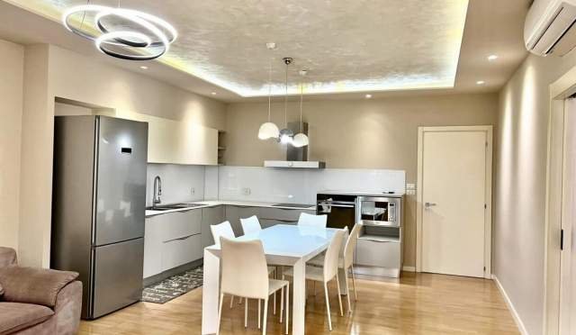 Tirane, jepet me qera apartament 2+1+A+BLK Kati 2, 200 m² 1.000 Euro (Komuna Parisit te Kristal Center)