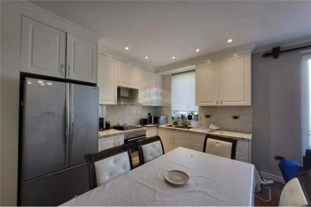 Tirane, jepet me qera apartament duplex 4+1+A+BLK Kati 3, 127 m² 800 Euro