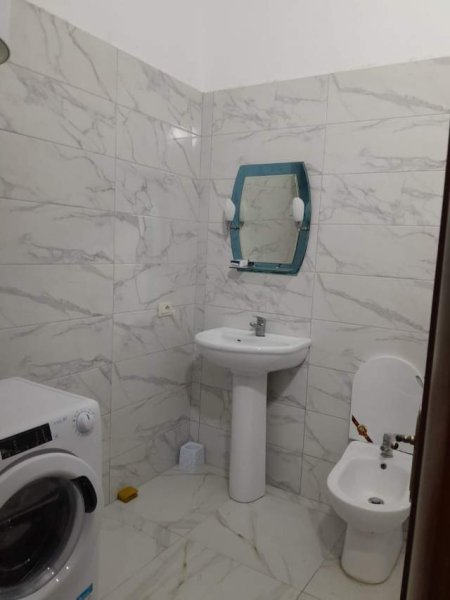 Tirane, jepet me qera apartament 2+1 Kati 1, 115 m² 450 Euro (Unaza e Re)