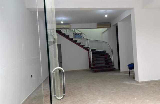 Tirane, jepet me qera ambjent biznesi Kati 2, 200 m² 1.600 Euro (Hoxha Tasim)