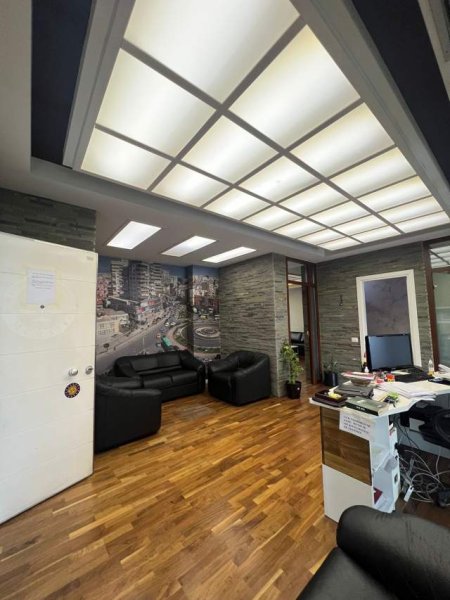 Tirane, jepet me qera ambjent biznesi Kati 5, 144 m² 1.500 Euro (zogu i zi)
