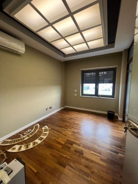 Tirane, jepet me qera ambjent biznesi Kati 5, 144 m² 1.500 Euro (zogu i zi)