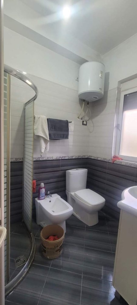 Tirane, jepet me qera apartament 2+1+A+BLK Kati 2, 100 m² 320 Euro (Ish parku i autobuzave)