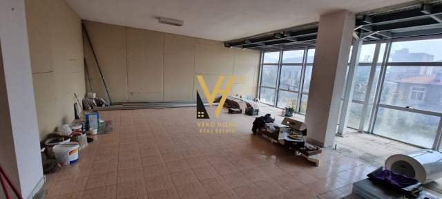 Tirane, jepet me qera ambjent biznesi Kati 1, 250 m² 1.800 Euro (kinostudio)