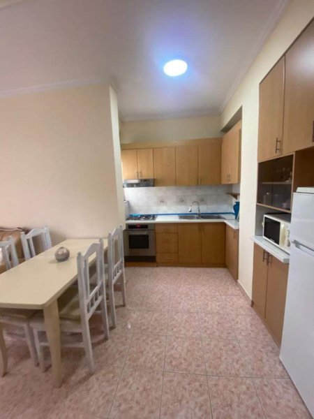 Tirane, jepet me qera apartament 1+1+BLK Kati 5, 65 m² 450 Euro (prane restorant Ujvara)