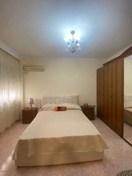 Tirane, jepet me qera apartament 1+1+BLK Kati 5, 65 m² 450 Euro (prane restorant Ujvara)