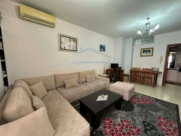 Tirane, jepet me qera apartament 1+1 Kati 3, 70 m² 380 € (SPAR 2)