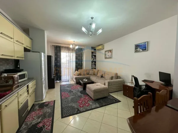 Tirane, jepet me qera apartament 1+1 Kati 3, 70 m² 380 € (SPAR 2)