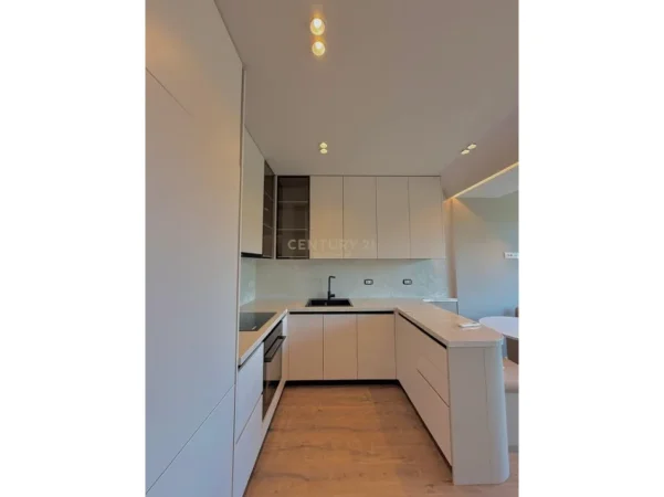 Tirane, jepet me qera apartament 1+1 Kati 7, 65 m² 1.000 € (myslym shyri)