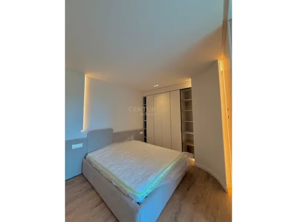 Tirane, jepet me qera apartament 1+1 Kati 7, 65 m² 1.000 € (myslym shyri)