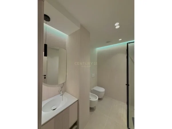 Tirane, jepet me qera apartament 1+1 Kati 7, 65 m² 1.000 € (myslym shyri)