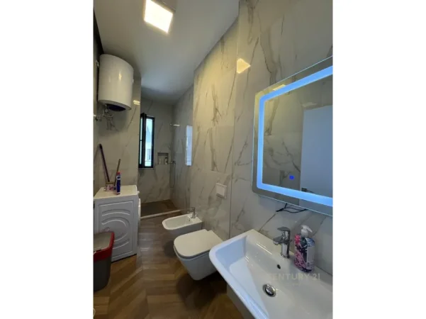 Tirane, jepet me qera apartament 2+1+Ballkon Kati 3, 106 m² 1.200 € (21 dhjetori)