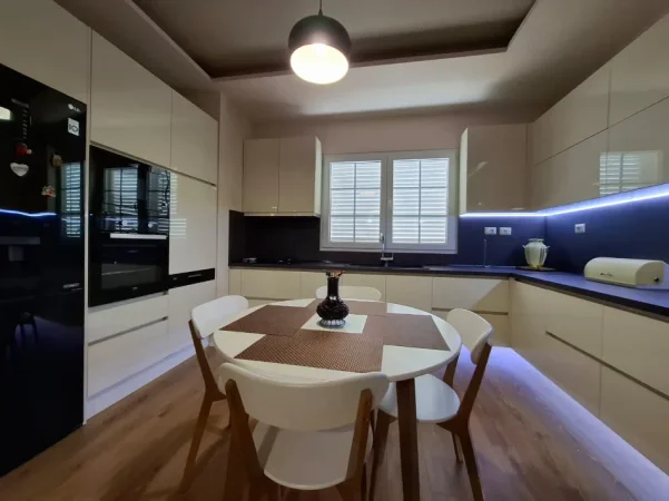 Tirane, jepet me qera apartament 2+1+Ballkon Kati 2, 100 m² 680 € (Spitali Amerikan2)