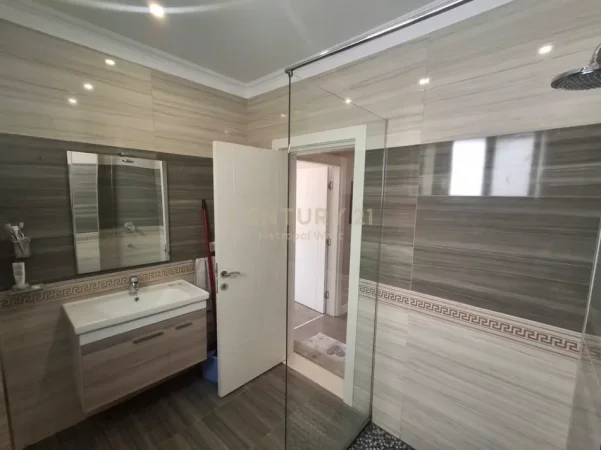 Tirane, jepet me qera apartament 2+1+Ballkon Kati 4, 109 m² 650 € (Petro Nini Luarasi)