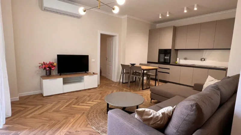 Tirane, jepet me qera apartament 2+1 Kati 3, 800 € (rruga e kavajes , 21 dhjetori)