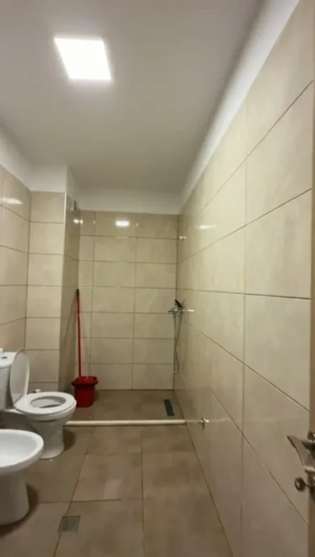 Tirane, jepet me qera apartament 1+1+Ballkon Kati 5, 67 m² 450 € (Rruga 5 Maji /Pallatet e Rindertimit)