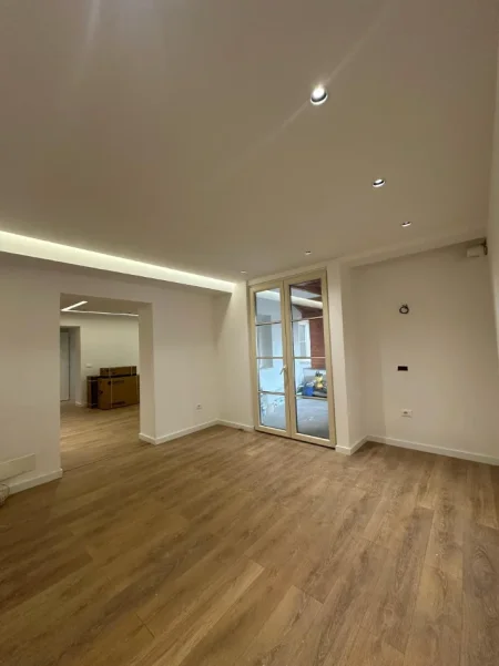 Tirane, jepet me qera ambjent biznesi Kati 1, 145 m² 1.200 € (Shkolla e Baletit, prane pasticeri Lej & Laj)