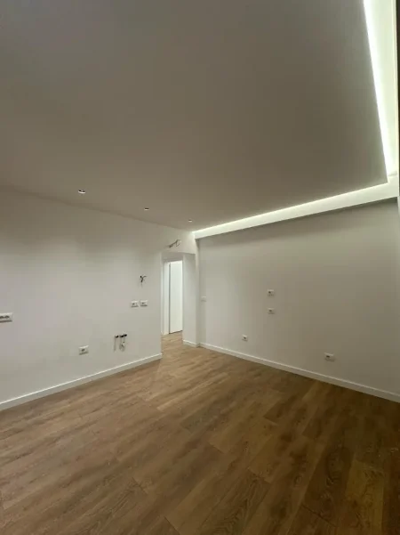 Tirane, jepet me qera ambjent biznesi Kati 1, 145 m² 1.200 € (Shkolla e Baletit, prane pasticeri Lej & Laj)
