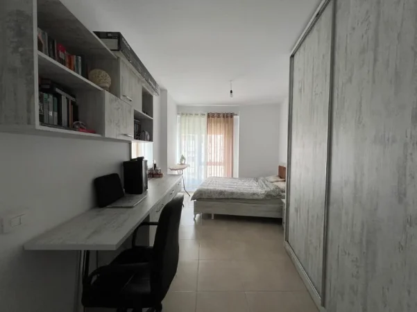 Tirane, jepet me qera apartament 1+1+Ballkon Kati 7, 67 m² 550 € (21 Dhjetori/Kompleksi Kontakt)
