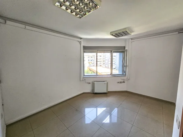 Tirane, jepet me qera ambjent biznesi Kati 5, 300 m² 2.800 € (RRUGA E DIBRES)