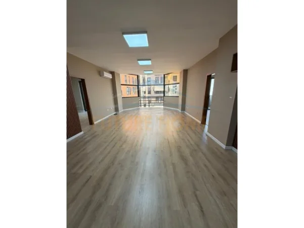 Tirane, shitet apartament 2+1 Kati 6, 127 m² 327.500 € (Rruga e Kosovarëve)