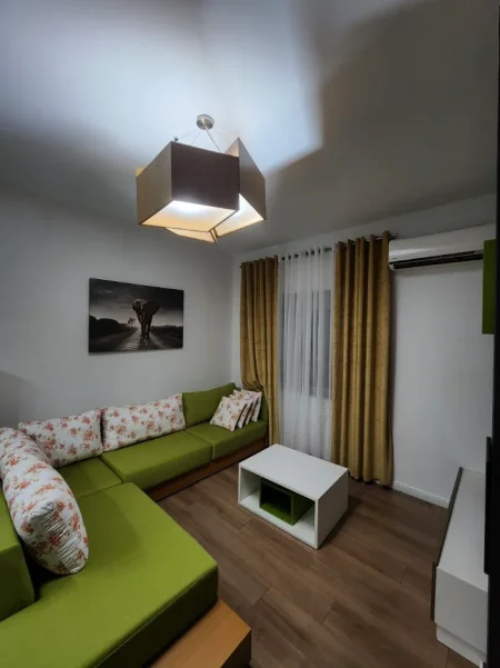 Tirane, jepet me qera apartament 1+1 Kati 8, 45.000 LEKE (PASKUQAN)
